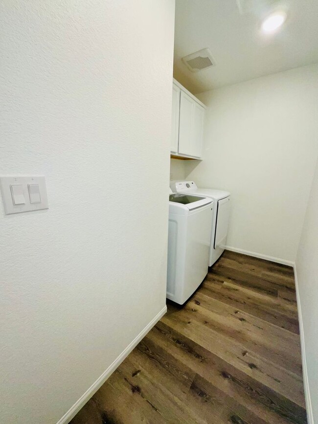Building Photo - Charming Newer 3 bedroom House
