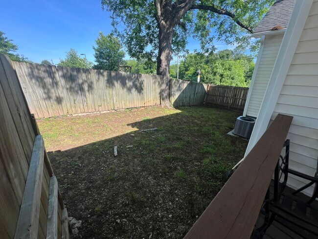 Building Photo - Charming 2-bedroom, 1-bath home on a corne...