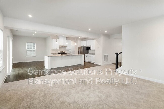 Building Photo - 3301 Somerset Ln