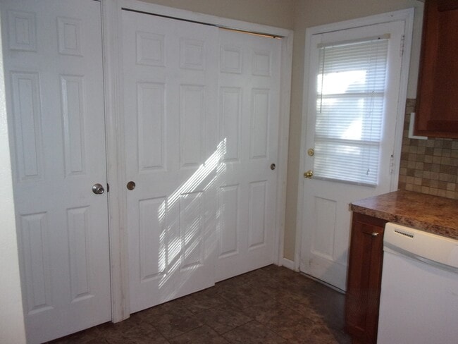 Building Photo - 1975 Tudor St