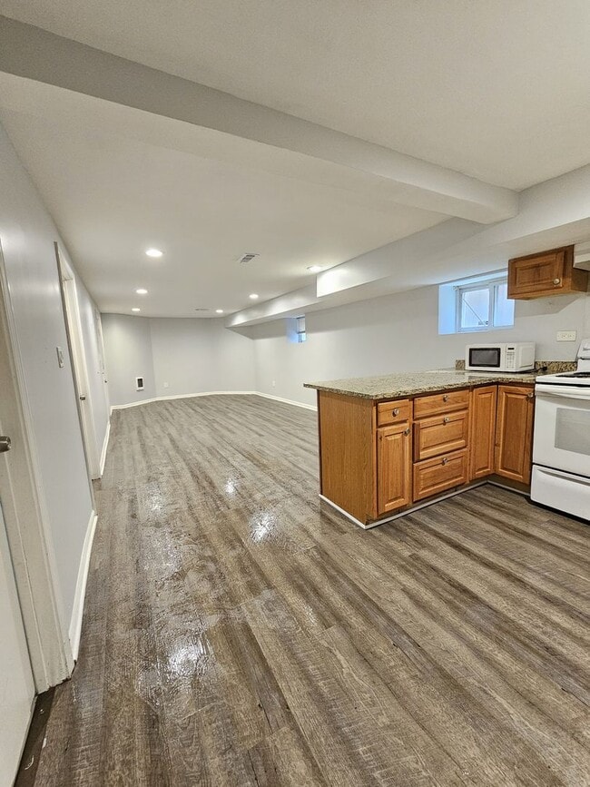 Building Photo - 2850 N Nordica Ave