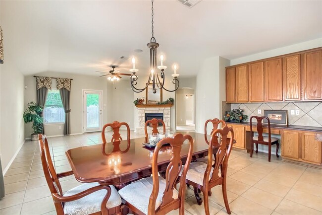 Building Photo - 18720 Royal Pointe Dr