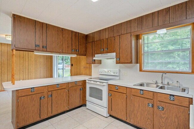 Building Photo - Charming brick home ready for move in!