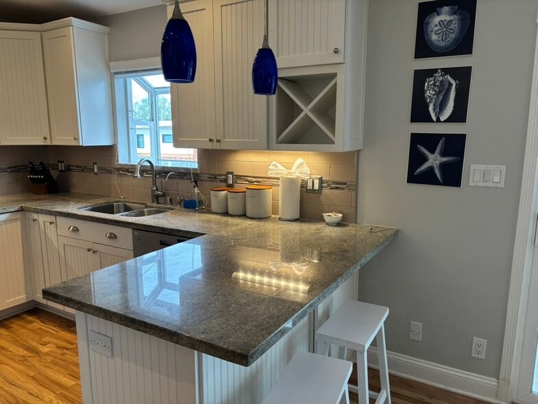Kitchen - Breakfast Bar - 4710 Jewel St