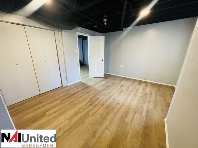 Building Photo - 5 bedroom, 2.5 bath home located on the We...