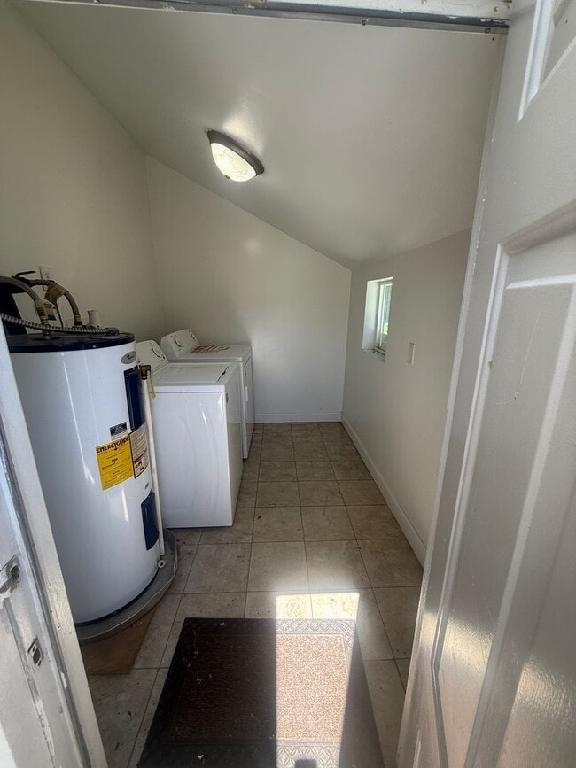 Building Photo - Cozy 2 Bed home Available Now!