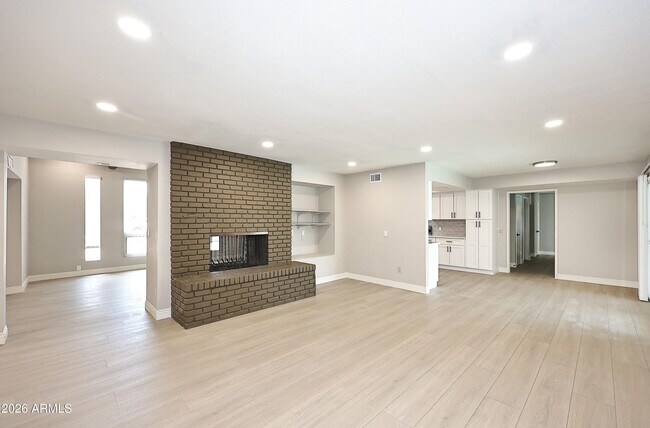 Building Photo - 2131 E Geneva Dr