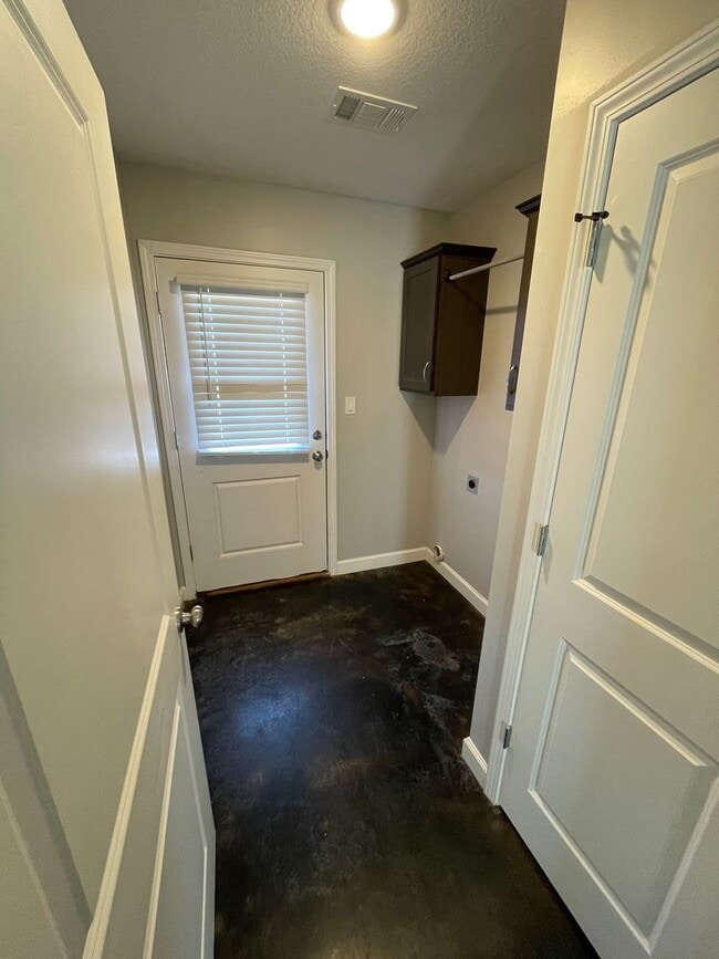 Building Photo - 337 Wolf Den Dr