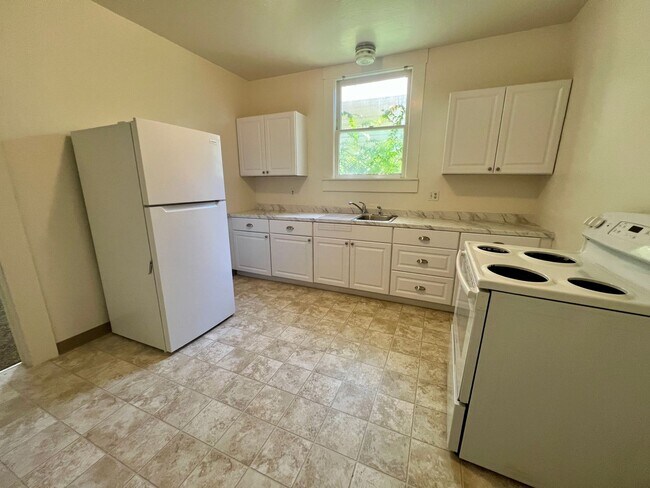 Building Photo - Downtown Red Bluff Victorian 3 bedroom 1 bath Home