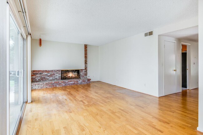 Building Photo - Tranquility on Beachside