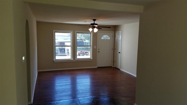 Building Photo - 355 N Oak St