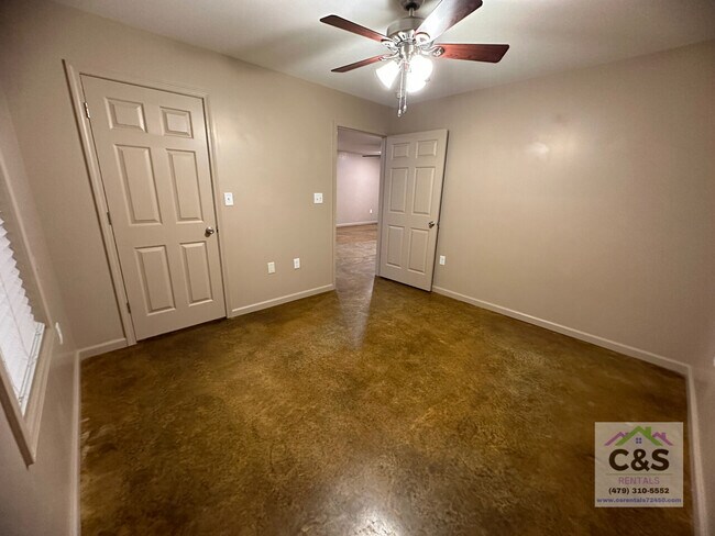 Building Photo - 601 N 6-1/2 St