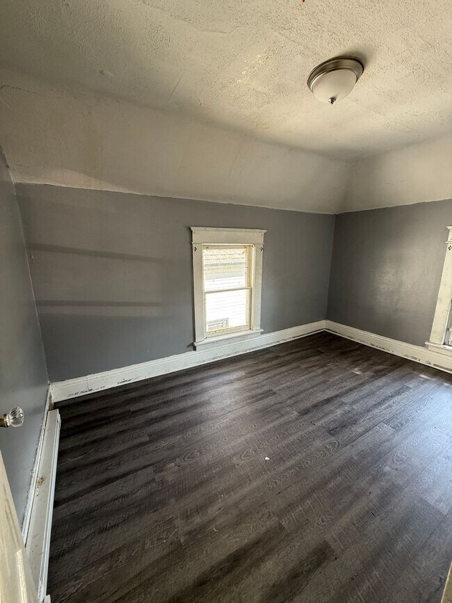 Building Photo - Large 4 bedroom Home