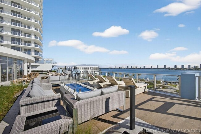 Building Photo - 220 Lake Shore Dr