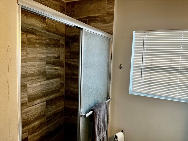 Building Photo - 106 N Eastwood St