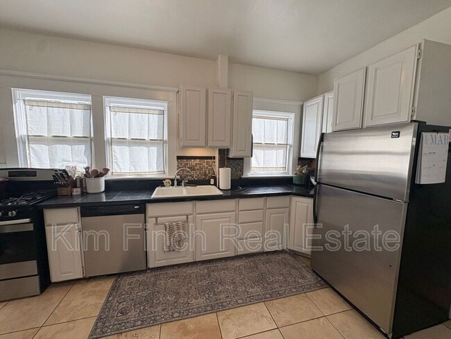 Building Photo - 1149 S Lk St