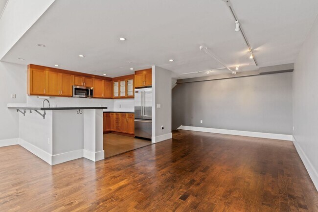 Building Photo - Tri-Level Inner Mission Live/Work Condo - ...
