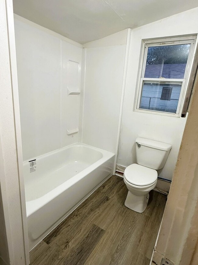 Building Photo - Charming 1 Bedroom, 1 Bath Bungalow