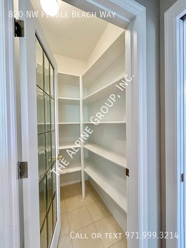 Building Photo - 820 NW Pebble Beach Way