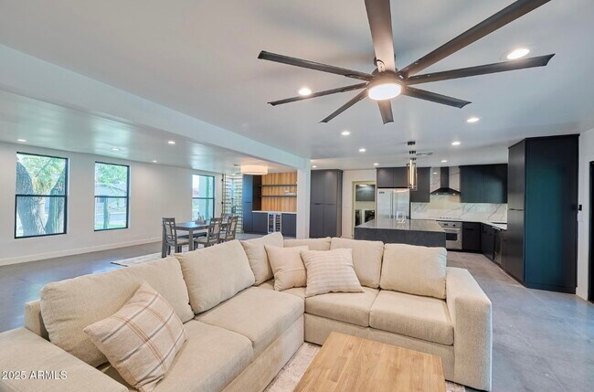 Building Photo - 5324 E Hillery Dr