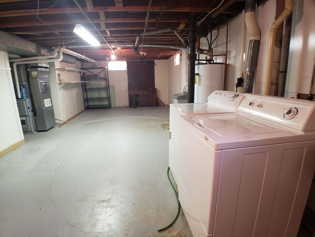 Building Photo - 3+ Bedroom 2 Bath Single Family House in O...