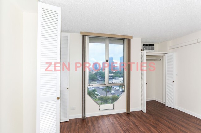Building Photo - 2 bedroom, 2 bath & 1 parking for rent at Royal Court