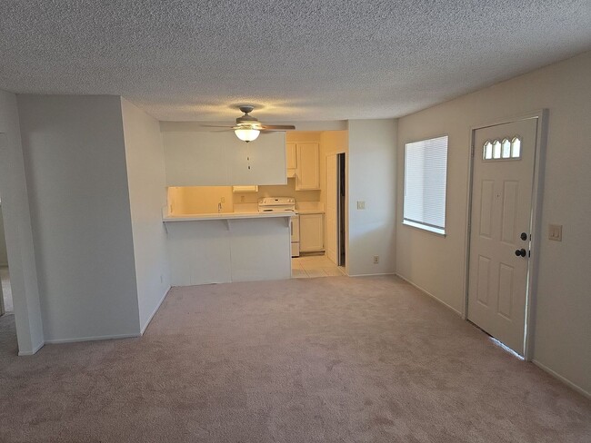 Building Photo - Spacious 2 bedroom condo with pool