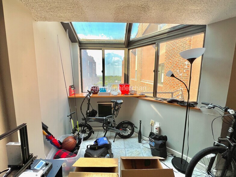 Building Photo - 147 Kelton St