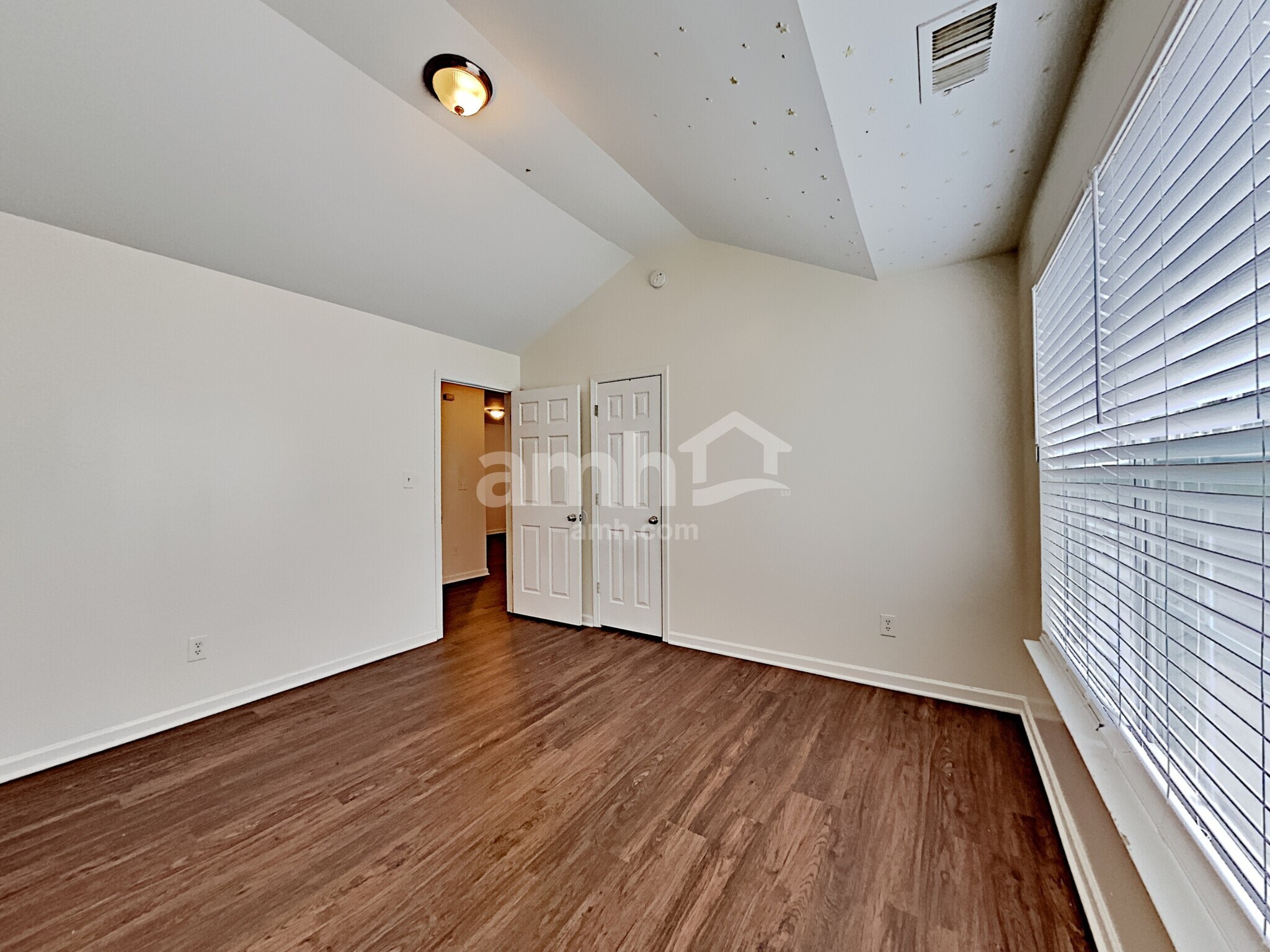 Building Photo - 2425 Valley Creek Dr