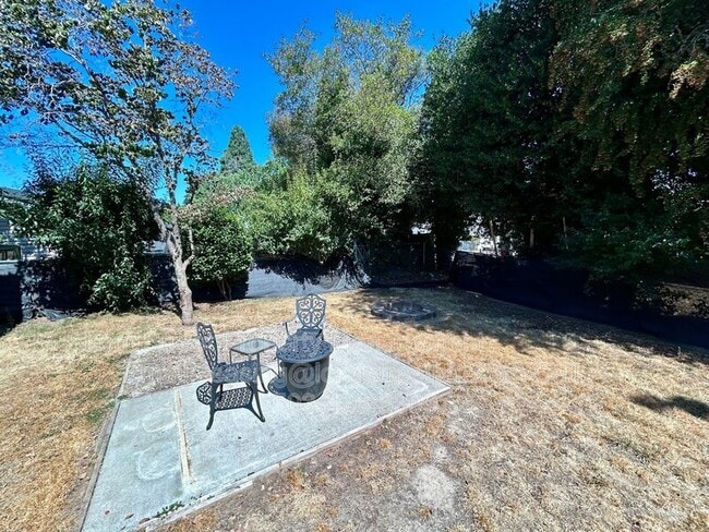 Building Photo - 794 SW Orchard Pl