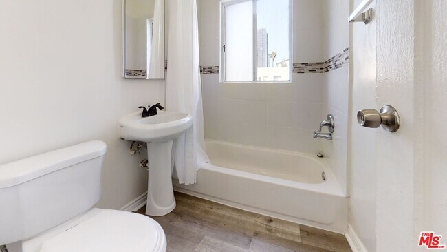 Building Photo - 738 S New Hampshire Ave