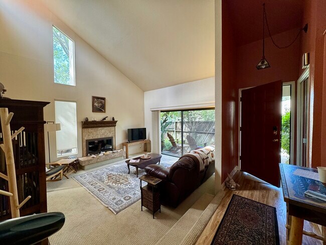 Building Photo - 212 N Carrillo Rd