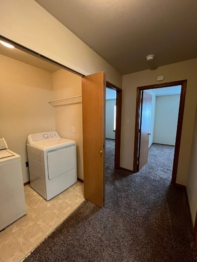 Building Photo - PENDING APPLICATION; College Spring 3BD w/...