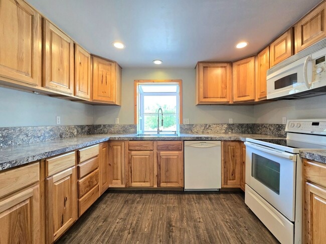 Building Photo - 3 Bedroom Home in Marysville Now Available!