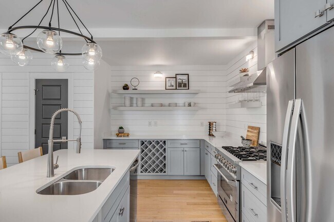 Building Photo - Fully Furnished Downtown Rental