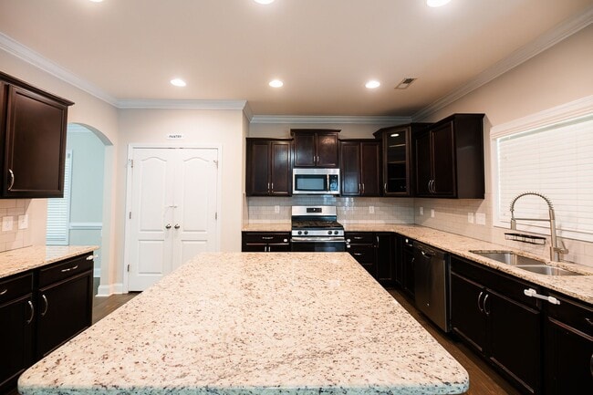 Building Photo - Stunning 5 Bedrooms, 4 Baths home in Summerfield with 2 car garage.