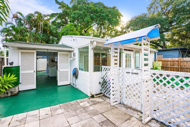 Building Photo - 1416 SW 27th St