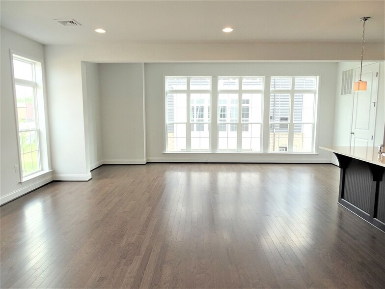 Building Photo - 320 Mayer Pl