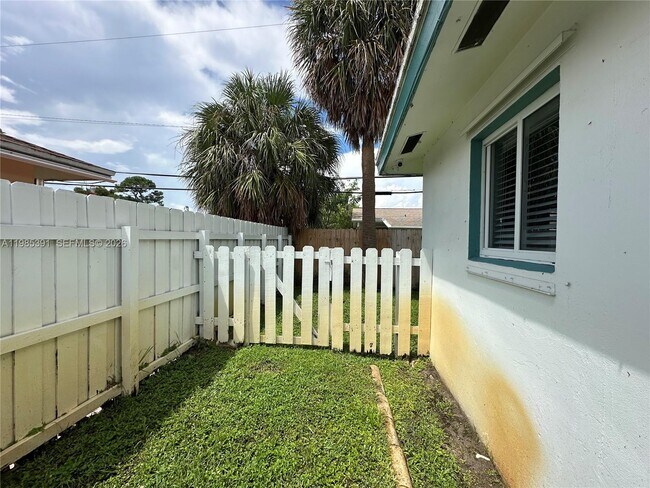 Building Photo - 5901 NE 18th Ave