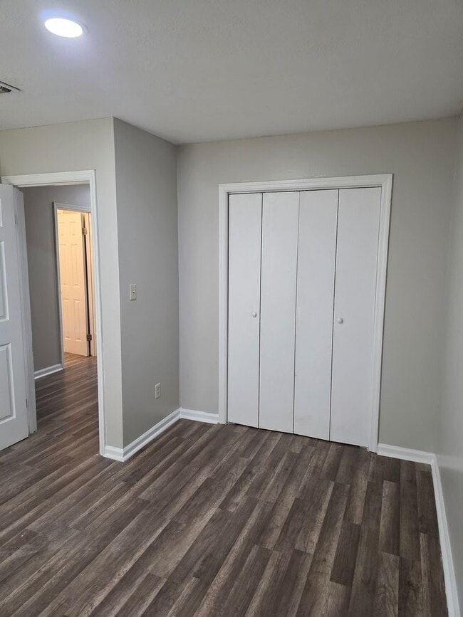 Building Photo - 3 Bedroom End Unit