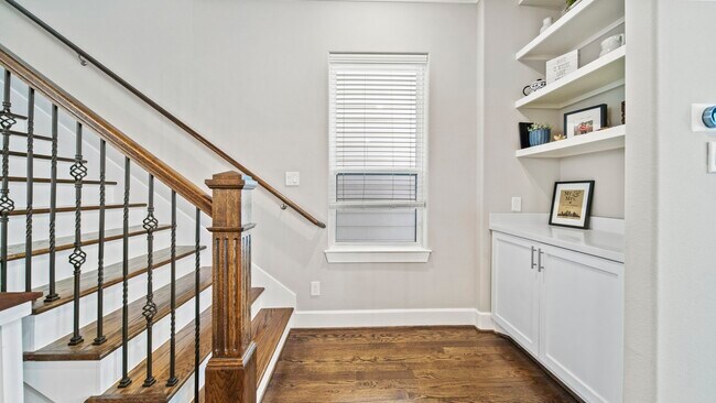 Building Photo - 833 Wakefield Dr