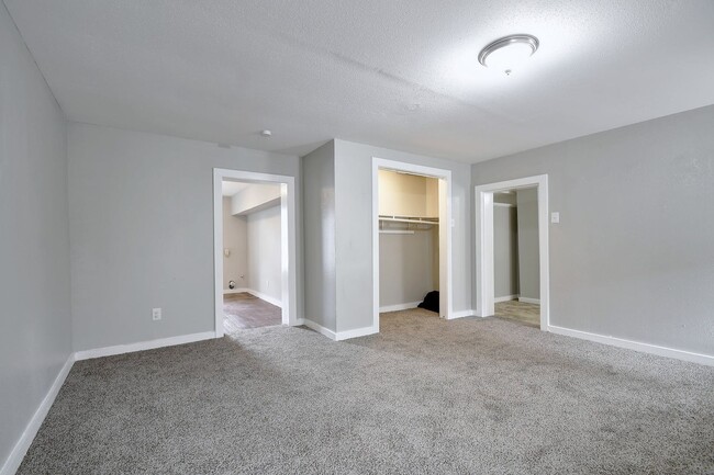 Building Photo - 1-BEDROOM WITH DEN IN AVENIDA GUADALUPE