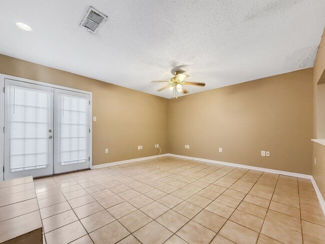 Building Photo - 2 Bedroom 1.5 Bath