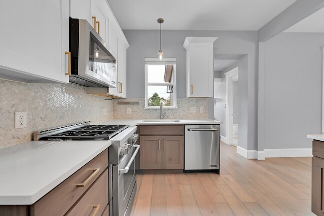 Building Photo - $3,595 - 3 Bed, 2 Bath Updated Home In Den...