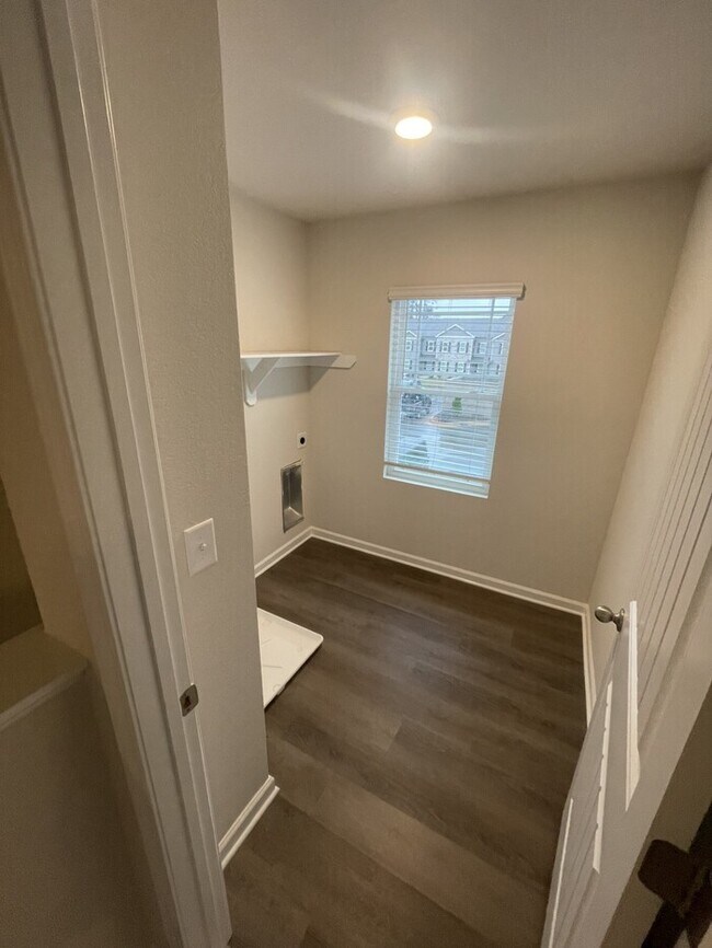 Building Photo - New 3 Bedroom 2.5 Bathroom Townhome!