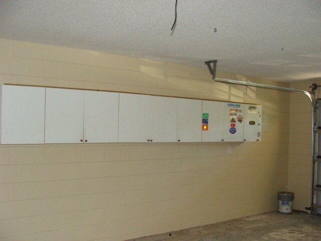 Building Photo - 4 BEDROOM JUST 5 Min to I-4 EXIT 111,  Beautiful Back Yard with  large Screen Porch!