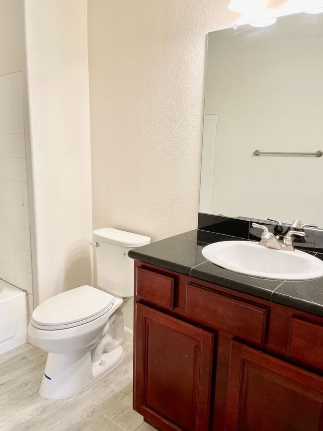 Building Photo - Stunning 3 Bedroom Condo In Scottsdale!