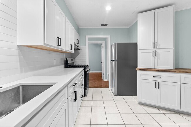 Building Photo - 527 Lively Dr