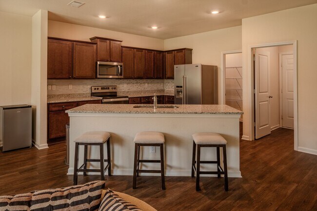 Building Photo - Move-In Ready 3BR Home | $2,100 with Lawncare or $2,000 Tenant Maintained