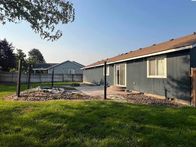 Building Photo - West Pasco rambler for rent